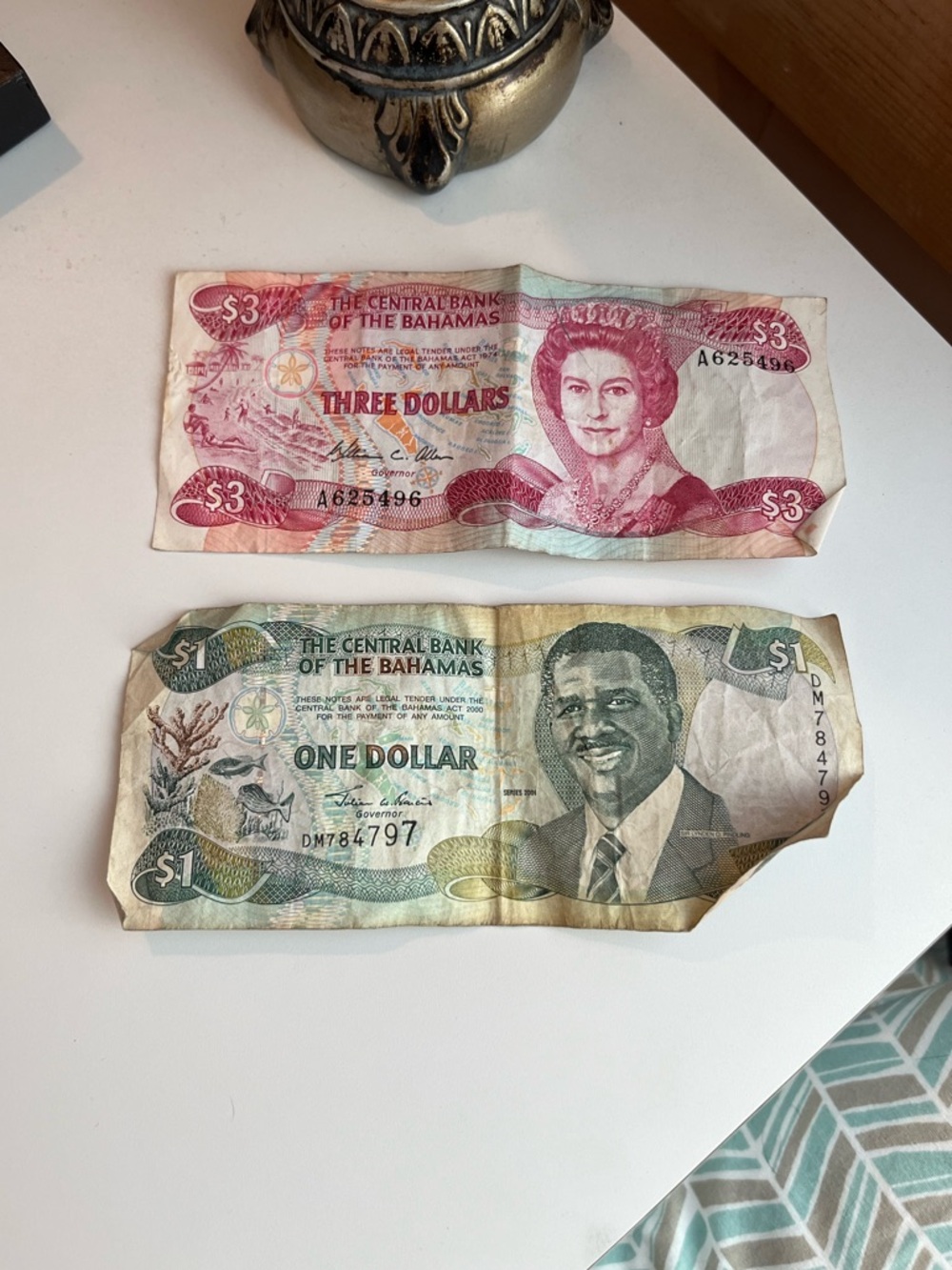 Bahamas banknotes 1 and 3 dollars